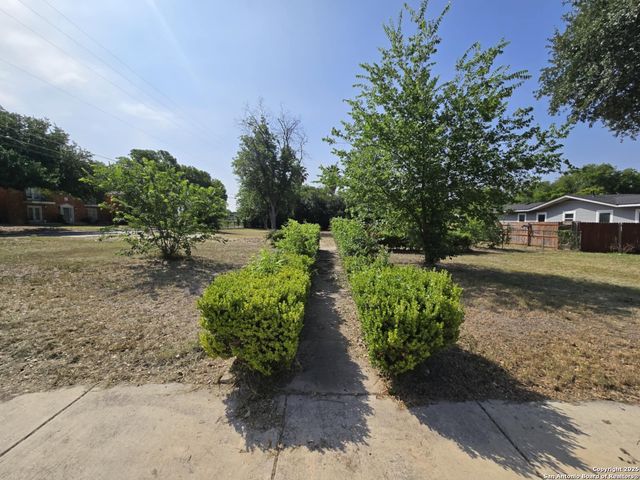 102 Leisure Dr, Balcones Heights, TX 78201