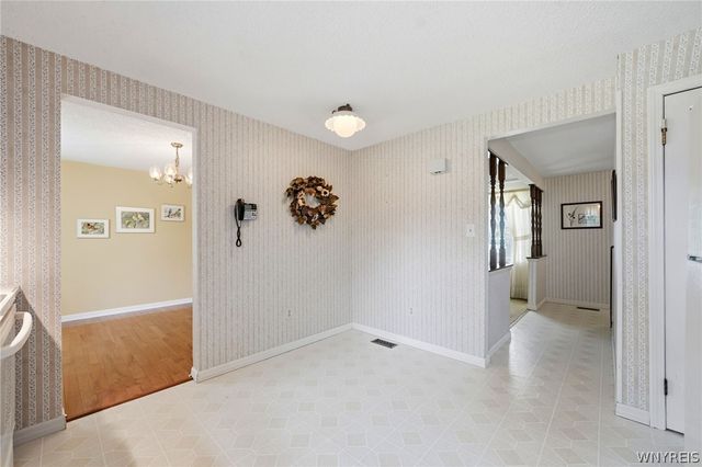 173 Roycroft Dr, West Seneca, NY 14224