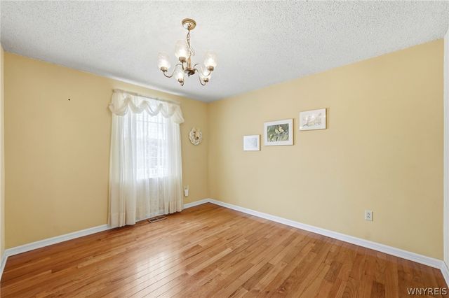 173 Roycroft Dr, West Seneca, NY 14224