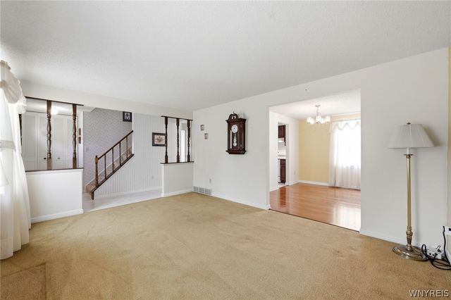 173 Roycroft Dr, West Seneca, NY 14224