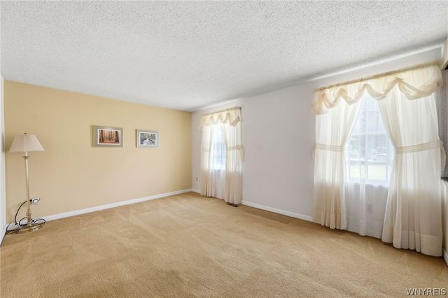 173 Roycroft Dr, West Seneca, NY 14224