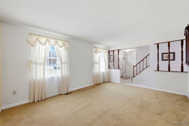 173 Roycroft Dr, West Seneca, NY 14224
