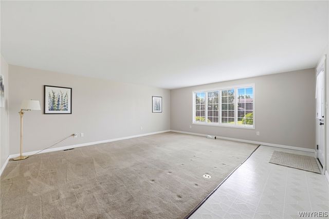 173 Roycroft Dr, West Seneca, NY 14224