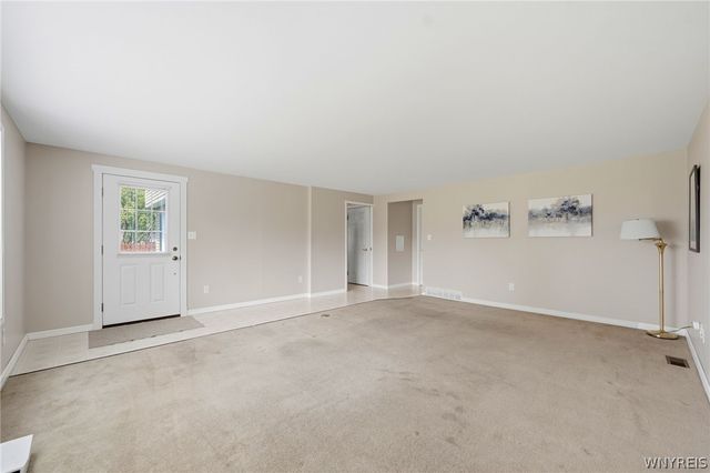 173 Roycroft Dr, West Seneca, NY 14224