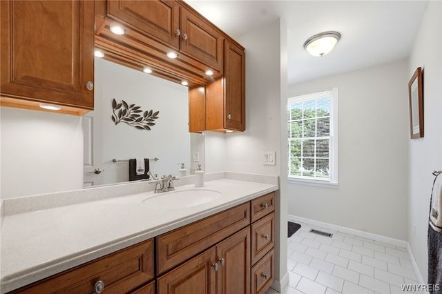 173 Roycroft Dr, West Seneca, NY 14224