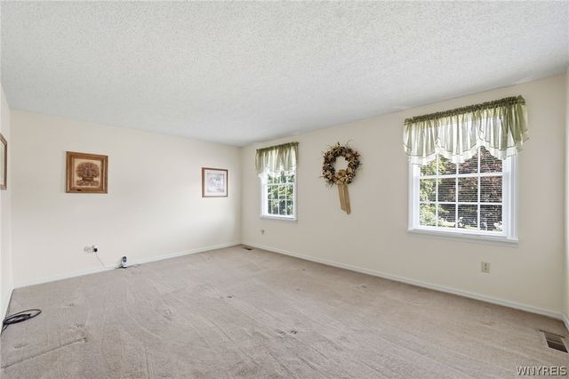 173 Roycroft Dr, West Seneca, NY 14224