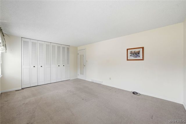 173 Roycroft Dr, West Seneca, NY 14224