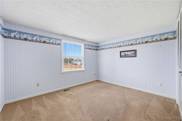 173 Roycroft Dr, West Seneca, NY 14224