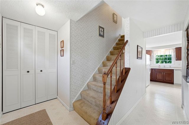 173 Roycroft Dr, West Seneca, NY 14224