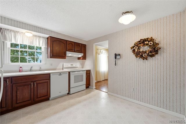 173 Roycroft Dr, West Seneca, NY 14224