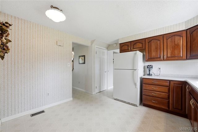 173 Roycroft Dr, West Seneca, NY 14224