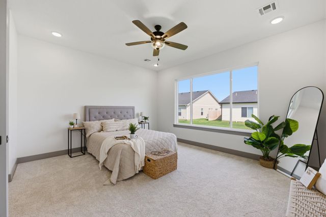 526 Elmwood St, Park City, KS 67147