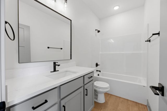 526 Elmwood St, Park City, KS 67147