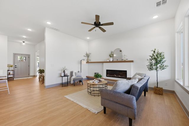 526 Elmwood St, Park City, KS 67147