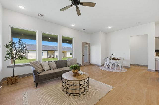526 Elmwood St, Park City, KS 67147