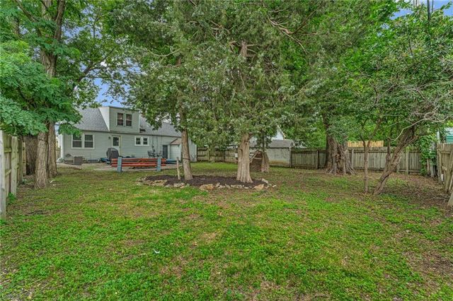 1820 Vermont Street, Lawrence, KS 66044
