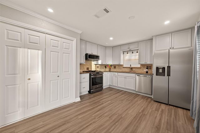 4 N Sandpiper Street, La Marque, TX 77568