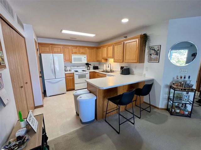 10111 Sutton Drive 3, Urbandale, IA 50322