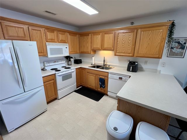 10111 Sutton Drive 3, Urbandale, IA 50322