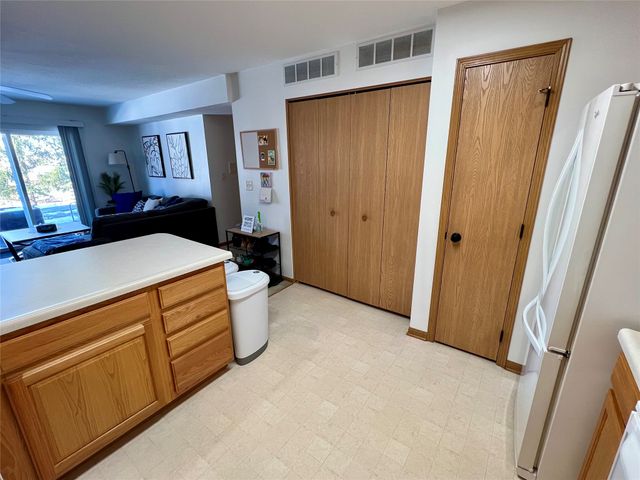 10111 Sutton Drive 3, Urbandale, IA 50322