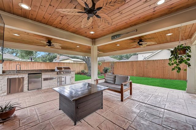 2220 Manchester Lane, Pearland, TX 77581