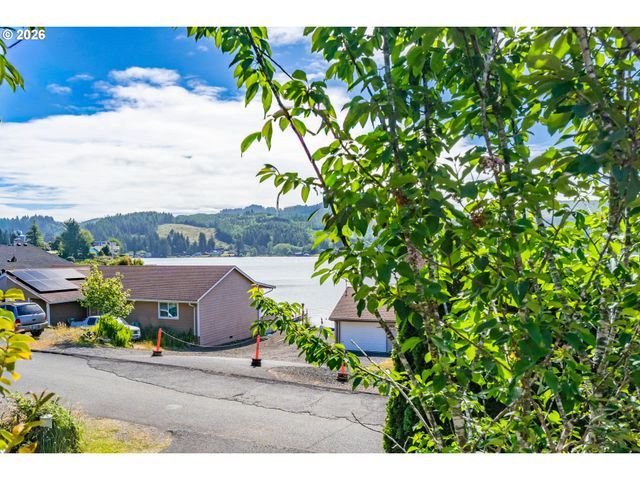 1017 Ne LAKE Dr, Lincoln City, OR 97367