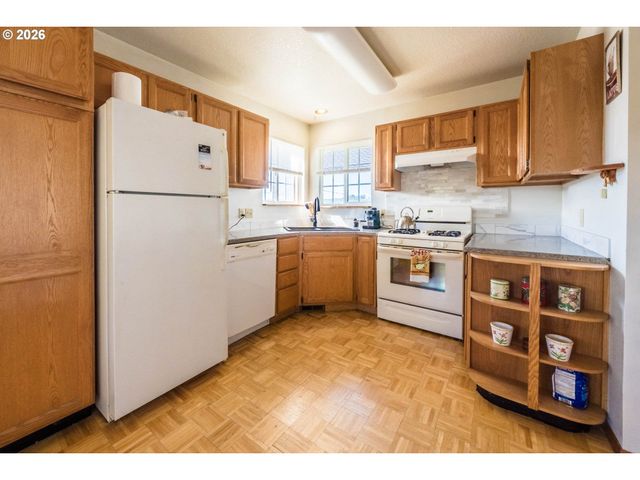 1017 Ne LAKE Dr, Lincoln City, OR 97367