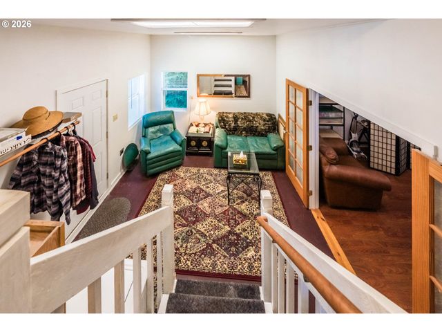 1017 Ne LAKE Dr, Lincoln City, OR 97367