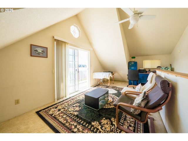 1017 Ne LAKE Dr, Lincoln City, OR 97367