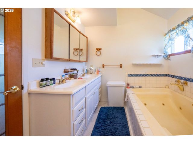 1017 Ne LAKE Dr, Lincoln City, OR 97367