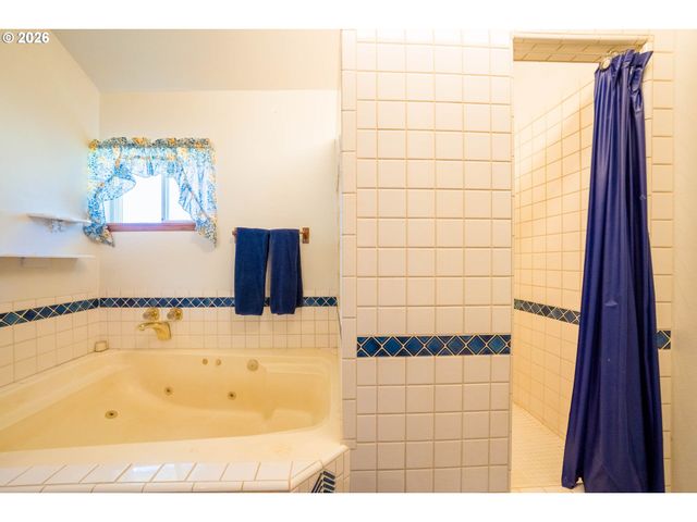 1017 Ne LAKE Dr, Lincoln City, OR 97367