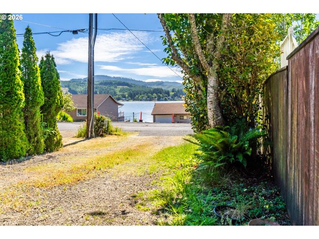 1017 Ne LAKE Dr, Lincoln City, OR 97367