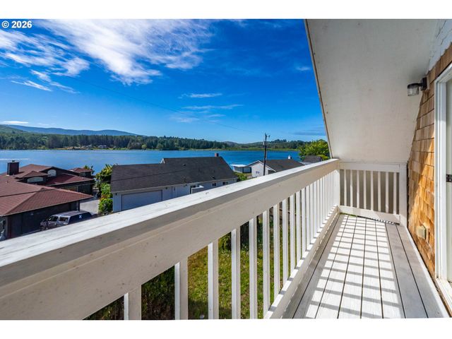 1017 Ne LAKE Dr, Lincoln City, OR 97367