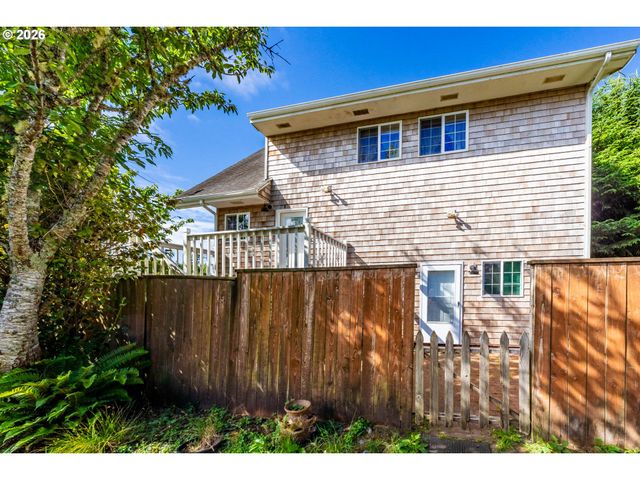 1017 Ne LAKE Dr, Lincoln City, OR 97367