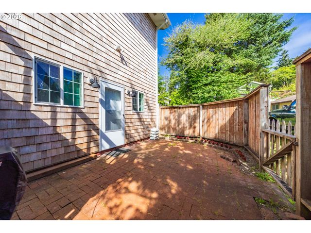 1017 Ne LAKE Dr, Lincoln City, OR 97367