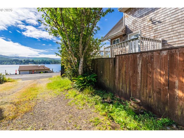 1017 Ne LAKE Dr, Lincoln City, OR 97367