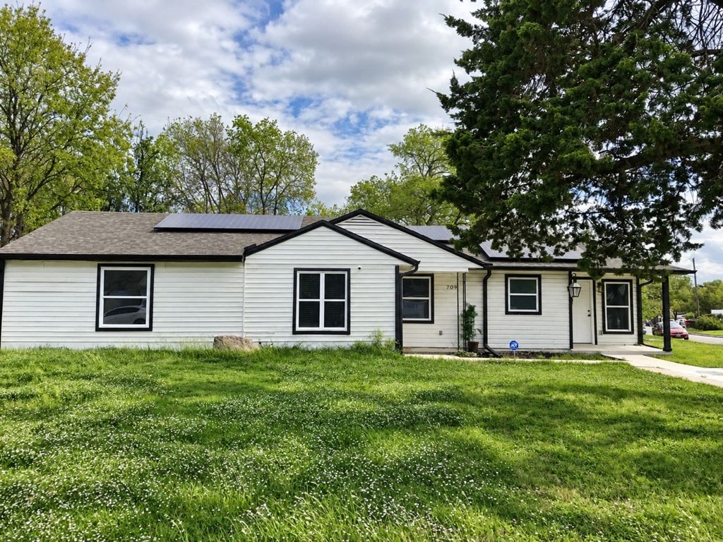 709 SW Dallas Street, Grand Prairie, TX 75051 — exterior