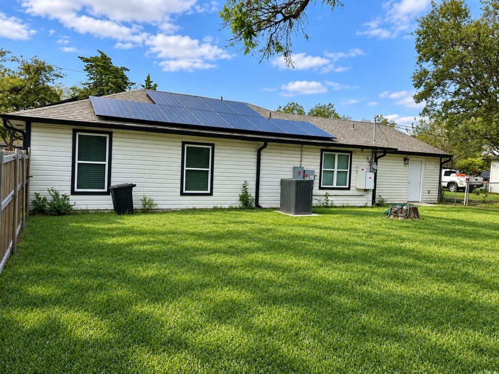 709 SW Dallas Street, Grand Prairie, TX 75051 — photo 3