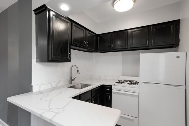 6758 N Sheridan Avenue 247, Chicago, IL 60626