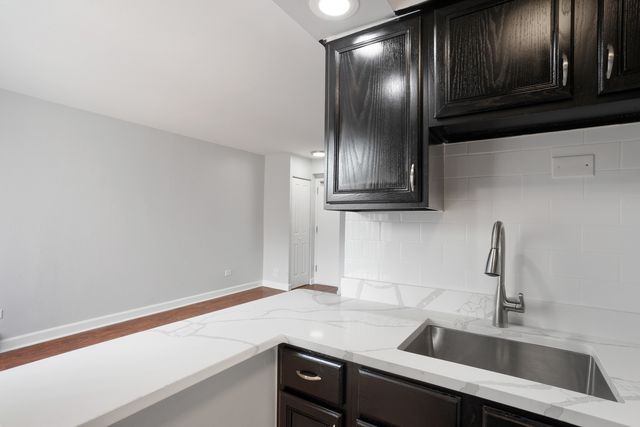 6758 N Sheridan Avenue 247, Chicago, IL 60626