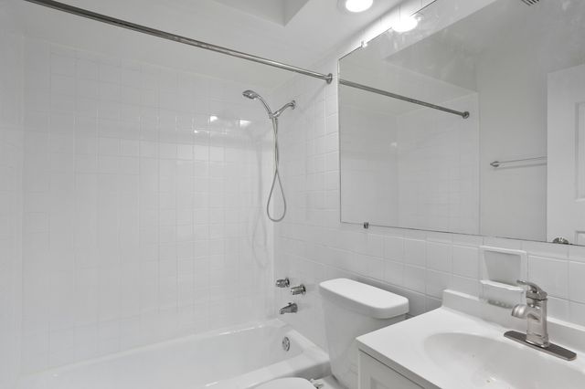 6758 N Sheridan Avenue 247, Chicago, IL 60626