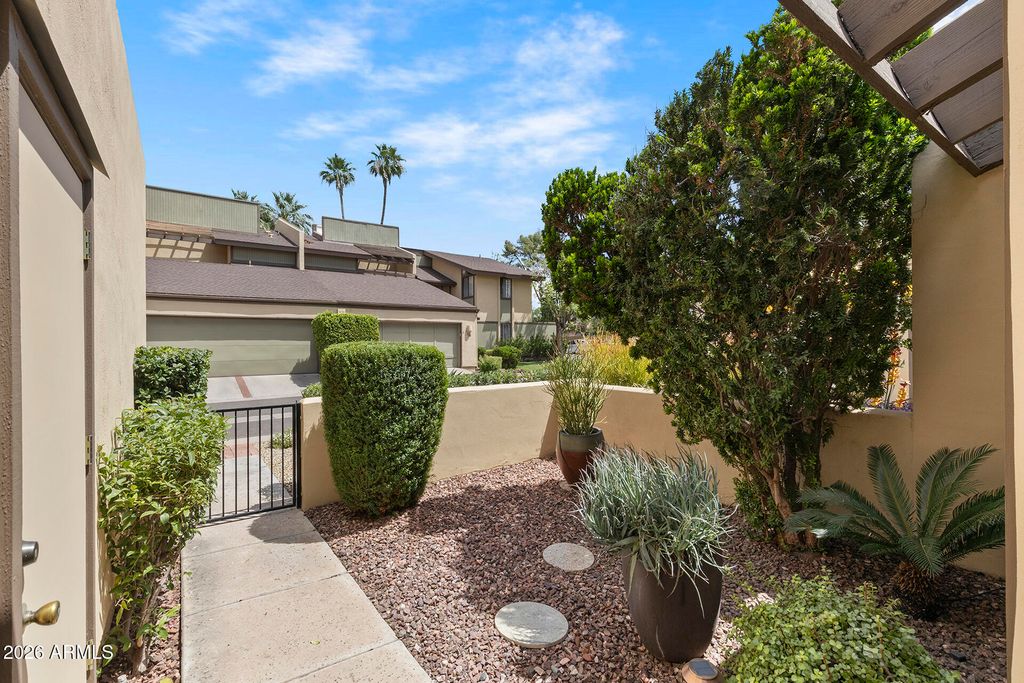 735 E GARDENIA Drive, Phoenix, AZ 85020 — photo 4