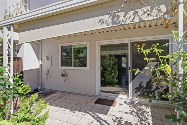 3923 Oak Villa Cir, Carmichael, CA 95608