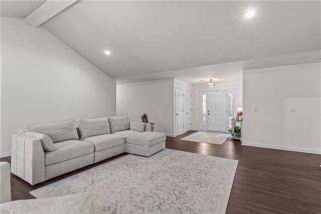 758 Mariners Woods DR, Hartfield, VA 23071