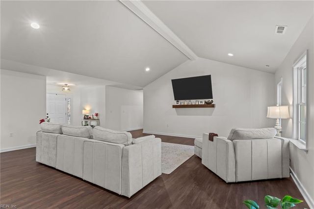 758 Mariners Woods DR, Hartfield, VA 23071