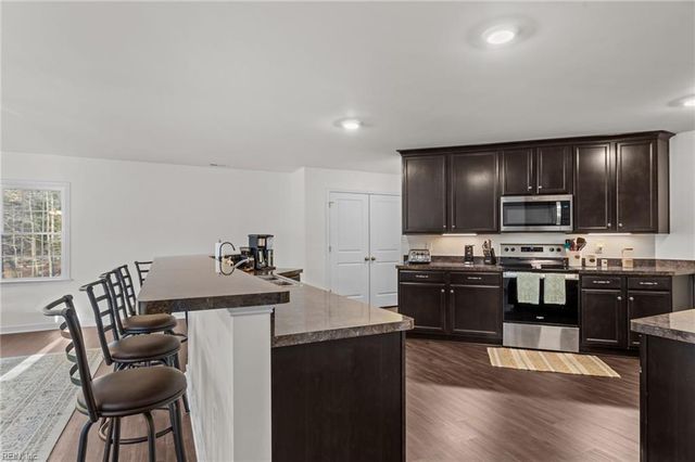 758 Mariners Woods DR, Hartfield, VA 23071