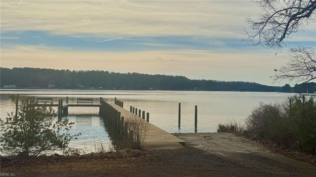 758 Mariners Woods DR, Hartfield, VA 23071