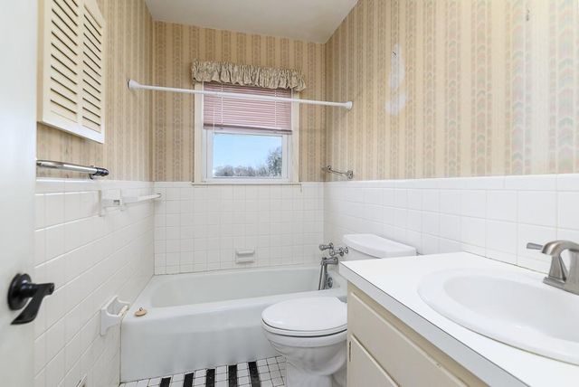 1021 Kouns Lane, Kansas City, KS 66111