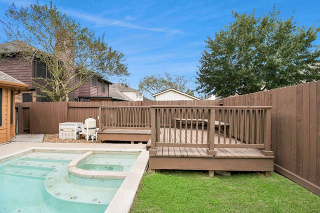 8802 Kensington Court, La Porte, TX 77571