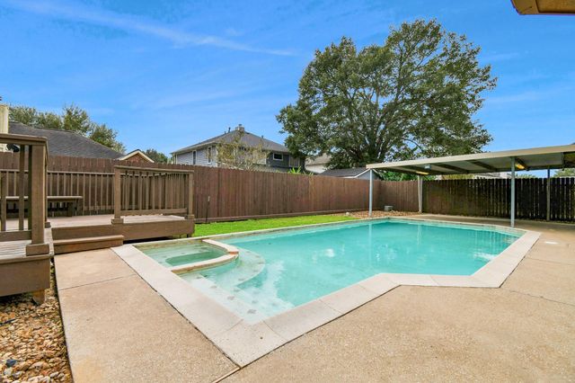 8802 Kensington Court, La Porte, TX 77571